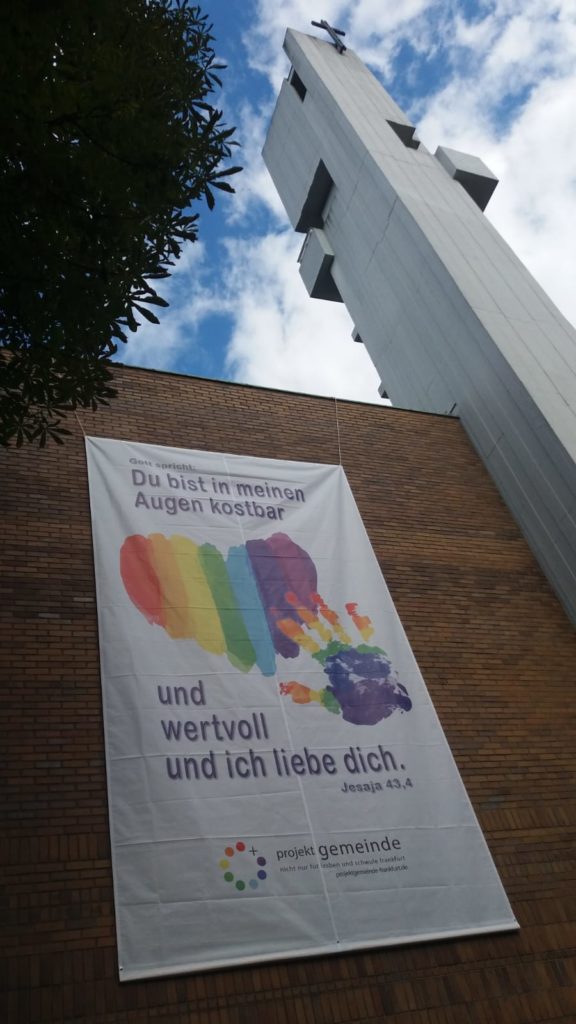 Jetzt hängt das schöne neue Banner an der Kirche